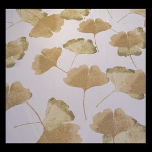 Woven blockout 75% - Rich white fabric with golden brown Autmn leaves